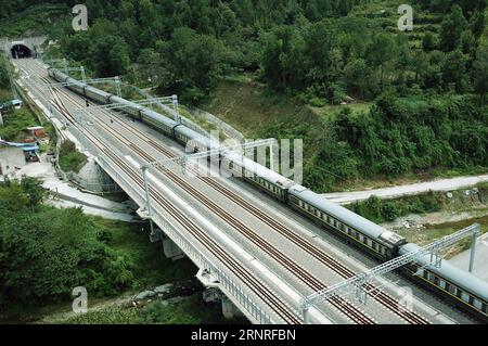 (170927) -- LANZHOU, 27 septembre 2017 -- une photo prise le 18 septembre 2017 montre un train circulant sur la ligne de chemin de fer Lanzhou-Chongqing, dans la section Guangyuan dans la province du Sichuan du sud-ouest de la Chine. Le chemin de fer Lanzhou-Chongqing, un chemin de fer majeur reliant la ville de Lanzhou dans la province du Gansu au nord-ouest avec la métropole du sud-ouest de Chongqing, sera entièrement ouvert à la circulation le 29 septembre 2017, selon une conférence de presse tenue jeudi par le Bureau des chemins de fer de Lanzhou. Le chemin de fer, dont la construction a commencé en 2008, traverse également la province du Shaanxi au nord-ouest de la Chine et la province du Sichuan au sud-ouest de la Chine. IT wi Banque D'Images