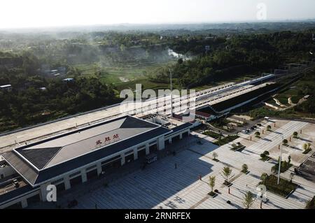 (170927) -- LANZHOU, 27 septembre 2017 -- une photo prise le 10 septembre 2017 montre un train circulant sur la ligne de chemin de fer Lanzhou-Chongqing, dans la section Guang an dans la province du Sichuan du sud-ouest de la Chine. Le chemin de fer Lanzhou-Chongqing, un chemin de fer majeur reliant la ville de Lanzhou dans la province du Gansu au nord-ouest avec la métropole du sud-ouest de Chongqing, sera entièrement ouvert à la circulation le 29 septembre 2017, selon une conférence de presse tenue jeudi par le Bureau des chemins de fer de Lanzhou. Le chemin de fer, dont la construction a commencé en 2008, traverse également la province du Shaanxi au nord-ouest de la Chine et la province du Sichuan au sud-ouest de la Chine. Ça va Banque D'Images