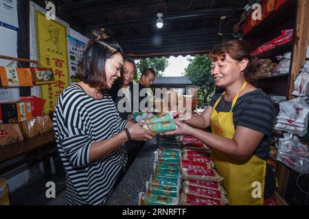 (170929) -- HANGZHOU, 29 septembre 2017 -- les gens achètent des gâteaux de lune dans une boulangerie de l'ancienne ville de Tangqi à Hangzhou, capitale de la province du Zhejiang de l'est de la Chine, 29 septembre 2017. Le gâteau de lune est le dessert traditionnel du peuple chinois pendant la fête de la mi-automne, qui tombe le 15e jour du 8e mois du calendrier lunaire chinois, ou le 4 octobre de cette année.) (wyl) CHINE-MI-AUTOMNE FESTIVAL-GÂTEAU DE LUNE (CN) XuxYu PUBLICATIONxNOTxINxCHN Banque D'Images