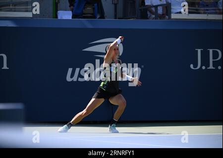 New York, États-Unis. 02 septembre 2023. La Belge salue Minnen photographiée en action lors d'un match de tennis entre la Belge Minnen et la russe Kasatkina, au troisième tour du simple féminin lors du tournoi de tennis US Open Grand Chelem 2023 à New York, aux États-Unis, samedi 02 septembre 2023. BELGA PHOTO TONY BEHAR crédit : Belga News Agency/Alamy Live News Banque D'Images