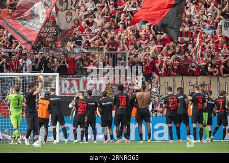 Leverkusen, Allemagne. 02 septembre 2023. Football : Bundesliga, Bayer Leverkusen - Darmstadt 98, Journée 3, BayArena. L’entraîneur de Leverkusen, Xabi Alonso (2e à partir de la gauche), s’est montré sur le terrain après le match. Crédit : Bernd Thissen/dpa - REMARQUE IMPORTANTE : conformément aux exigences de la DFL Deutsche Fußball Liga et de la DFB Deutscher Fußball-Bund, il est interdit d’utiliser ou de faire utiliser des photographies prises dans le stade et/ou le match sous forme de séquences et/ou de séries de photos de type vidéo./dpa/Alamy Live News Banque D'Images