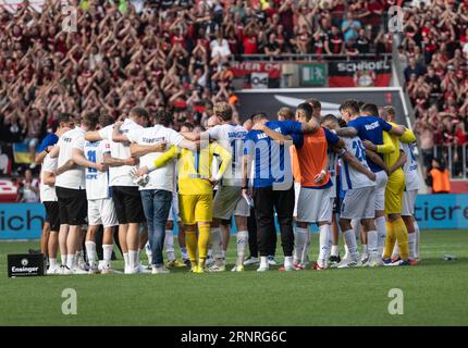 Leverkusen, Allemagne. 02 septembre 2023. Football : Bundesliga, Bayer Leverkusen - Darmstadt 98, Journée 3, BayArena. Les joueurs de Darmstadt se tiennent en cercle. Crédit : Bernd Thissen/dpa - REMARQUE IMPORTANTE : conformément aux exigences de la DFL Deutsche Fußball Liga et de la DFB Deutscher Fußball-Bund, il est interdit d’utiliser ou de faire utiliser des photographies prises dans le stade et/ou le match sous forme de séquences et/ou de séries de photos de type vidéo./dpa/Alamy Live News Banque D'Images