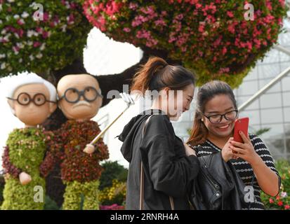 (171001) -- BEIJING, 1 octobre 2017 -- les touristes prennent des selfies devant des parterres de fleurs à Beijing, capitale de la Chine, le 1 octobre 2017. Pékin est décoré avec des parterres de fleurs ornementales pour ajouter l'air festif de la fête nationale de la Chine, qui est tombé le dimanche.) (wyl) CHINA-BEIJING-FLEUR PARTERRES-FÊTE NATIONALE (CN) LixHe PUBLICATIONxNOTxINxCHN Banque D'Images