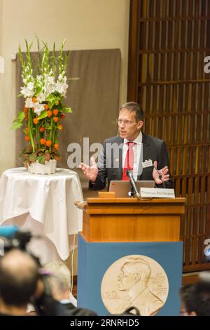 (171002) -- STOCKHOLM, le 2 octobre 2017 -- Thomas Perlmann, secrétaire du Comité Nobel de physiologie ou médecine, annonce les lauréats du Prix Nobel de physiologie ou médecine 2017 lors d'une conférence de presse à Stockholm, Suède, le 2 octobre 2017. Trois scientifiques se partagent le prix Nobel de physiologie ou médecine 2017, a annoncé lundi à Stockholm le Comité Nobel. L'assemblée Nobel de l'Institut Karolinska a décidé de décerner le prix de physiologie ou médecine 2017 conjointement à Jeffrey C. Hall, Michael Rosbash et Michael W. Young pour leurs découvertes sur le contrôle des mécanismes moléculaires Banque D'Images