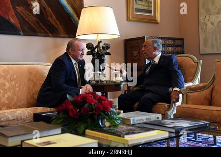 (171002) -- LISBONNE, 2 octobre 2017 -- le président portugais Marcelo Rebelo de Sousa (à droite) s'entretient avec son homologue géorgien Giorgi Margvelashvili lors d'une réunion au palais présidentiel de Belem à Lisbonne, capitale du Portugal, le 2 octobre 2017.) PORTUGAL-LISBONNE-GÉORGIE-PRÉSIDENT-VISITE ZhangxLiyun PUBLICATIONxNOTxINxCHN Banque D'Images