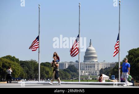 (171002) -- WASHINGTON, 2 octobre 2017 -- les drapeaux nationaux américains flottent en Berne près de la colline du Capitole pour pleurer les victimes d'une fusillade de masse lors d'un concert à Las Vegas, à Washington D.C., aux États-Unis, le 2 octobre 2017. Au moins 58 personnes ont été tuées et environ 515 personnes transportées à des hôpitaux dans une fusillade de masse lors d'un concert à Las Vegas dans l'État américain du Nevada, a déclaré la police lundi. U.S.-WASHINGTON D.C.-LAS VEGAS-DRAPEAU DE TIR-DEMI-MÂT YINXBOGU PUBLICATIONXNOTXINXCHN Banque D'Images