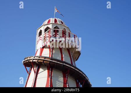 le sommet d'une promenade de helter skelter fairground contre un ciel bleu d'été Banque D'Images