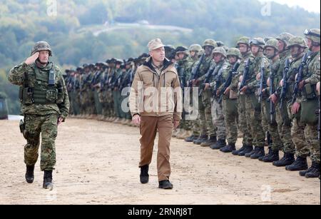 (171003) -- SLUNJ, 3 octobre 2017 -- le ministre croate de la Défense Damir Krsticevic (2e L) observe l'exercice militaire Udar 17 dans la zone d'entraînement militaire d'Eugen Kvaternik près de Slunj, Croatie, le 3 octobre 2017. Au total, 1030 soldats ont participé à l'exercice pour démontrer leurs capacités de manœuvre et d'appui-feu. ) (Zjl) CROATIE-SLUNJ-EXERCICE MILITAIRE-UDAR 17 KristinaxStedulxFabac PUBLICATIONxNOTxINxCHN Banque D'Images