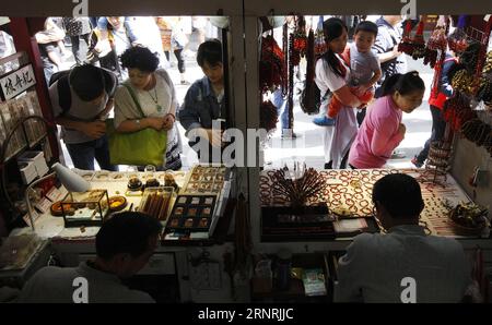 (171004) -- SHANGHAI, 4 octobre 2017 -- les touristes choisissent l'artisanat pendant les vacances pour la fête nationale et le festival de la mi-automne au jardin Yu, Shanghai de l'est de la Chine, le 4 octobre 2017. Cette année, le Festival de la mi-automne tombe le 4 octobre. La fête de la mi-automne, le 15e jour du huitième mois sur le calendrier lunaire de la Chine, est une occasion pour les réunions de famille et bien connu comme le temps de manger des gâteaux de lune. )(wsw) CHINE-FÊTE DE LA MI-AUTOMNE (CN) FangxZhe PUBLICATIONxNOTxINxCHN Banque D'Images