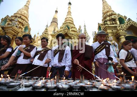 (171005) -- , 5 octobre 2017 -- les dévots allument des bougies à la pagode Shwedagon pendant le festival Thadingyut, Myanmar, le 5 octobre 2017. Le Festival de Thadingyut, le Festival de l'éclairage du Myanmar, a lieu le jour de la pleine lune du mois lunaire birman de Thadingyut. U Aung) (dtf) MYANMAR--thadingyut FESTIVAL yangon PUBLICATIONxNOTxINxCHN Banque D'Images