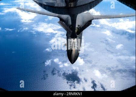 Mer du Japon, Japon. 30 août 2023. L'avion bombardier stratégique furtif B-1B lancer de l'US Air Force, avec la 28th Bomb Wing, fait le plein d'un KC-135 Stratotanker lors d'un exercice conjoint Japon-États-Unis, le 30 août 2023 au-dessus de la mer du Japon. Crédit : SSgt. Dwane Young/États-Unis Air Force photo/Alamy Live News Banque D'Images