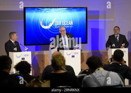 (171006) - ST. JULIAN S, le 6 octobre 2017 -- Frans Timmermans (C), premier vice-président de la Commission européenne, et Karmenu Vella (L), commissaire européen à l'environnement, aux affaires maritimes et à la pêche, assistent à une conférence de presse conjointe de notre Conférence Océan 2017 à St. Julian s, Malte, le 6 octobre 2017. Plus de 6 milliards d'euros (7,01 milliards de dollars américains) ont été consacrés par les secteurs public et privé de 112 pays à l'amélioration de la gestion des océans lors de la conférence Our Ocean 2017 qui se tient vendredi à Malte. Zhf) MALTE-ST. JULIAN S-OUR OCEAN CONFERENCE MarkxZammitxCordina PUBLICATIONxNOTxINxCH Banque D'Images