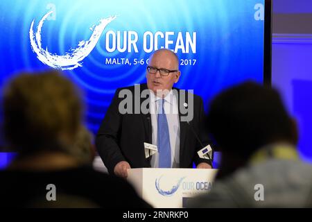 (171006) - ST. JULIAN S, 6 octobre 2017 -- Frans Timmermans, premier vice-président de la Commission européenne, s'adresse à la presse commune de notre Conférence Océan 2017 à St. Julian s, Malte, le 6 octobre 2017. Plus de 6 milliards d'euros (7,01 milliards de dollars américains) ont été consacrés par les secteurs public et privé de 112 pays à l'amélioration de la gestion des océans lors de la conférence Our Ocean 2017 qui se tient vendredi à Malte. Zhf) MALTE-ST. JULIAN S-OUR OCEAN CONFERENCE MarkxZammitxCordina PUBLICATIONxNOTxINxCHN Banque D'Images