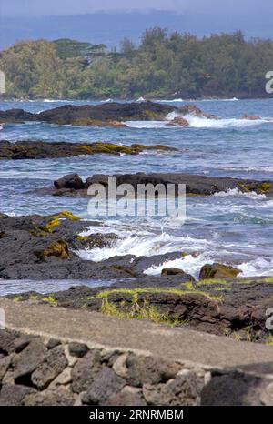 Paysage de la baie à Black Sand Beach (Punaluu), sur la grande île d'Hawaï. Vagues blanches roulant sur l'océan Pacifique bleu Banque D'Images