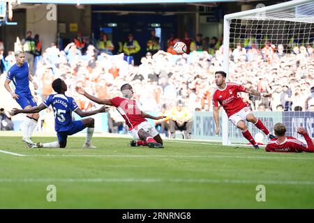 Nicolas Jackson de Chelsea (à gauche) a une tentative de but lors du match de Premier League à Stamford Bridge, Londres. Date de la photo : Samedi 2 septembre 2023. Banque D'Images