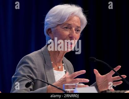 (171012) -- WASHINGTON, le 12 octobre 2017 -- Christine Lagarde, directrice générale du Fonds monétaire international (FMI), assiste à une conférence de presse des assemblées annuelles 2017 du Fonds monétaire international et de la Banque mondiale à Washington D.C., aux États-Unis, le 12 octobre 2017. Christine Lagarde a déclaré jeudi que le FMI avait amélioré les perspectives économiques de la Chine en 2017 et 2018 en vue de sa relance budgétaire. ÉTATS-UNIS-WASHINGTON D.C.-BANQUE MONDIALE-FMI-RÉUNIONS ANNUELLES-CONFÉRENCE DE PRESSE-LAGARDE TINGXSHEN PUBLICATIONXNOTXINXCHN Banque D'Images