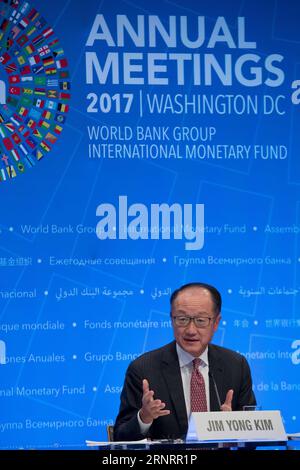 Jahrestagung von IWF und Weltbank à Washington (171012) -- WASHINGTON, le 12 octobre 2017 -- le président de la Banque mondiale, Jim Yong Kim, assiste à une conférence de presse des réunions annuelles 2017 du Fonds monétaire international et de la Banque mondiale à Washington D.C., aux États-Unis, le 12 octobre 2017. Le président de la Banque mondiale, Jim Yong Kim, a déclaré jeudi que les efforts déployés par la Chine pour aider 800 millions de personnes à sortir de la pauvreté sont historiques. ETATS-UNIS-WASHINGTON D.C.-BANQUE MONDIALE-PRÉSIDENT-CHINE-EFFORT DE RÉDUCTION DE LA PAUVRETÉ TINGXSHEN PUBLICATIONXNOTXINXCHN Banque D'Images