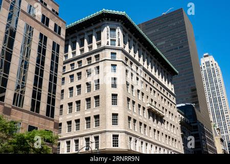 Le bâtiment emblématique Lord & Taylor de la Cinquième Avenue a été restauré, New York City, USA 2023 Banque D'Images