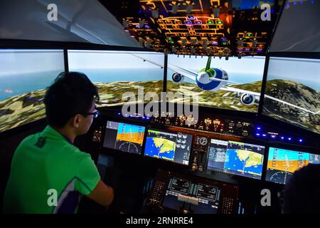 (171013) -- SHENZHEN, 13 octobre 2017 -- Un visiteur essaie le simulateur de vol C919 à la 5e exposition internationale de formation au vol AOPA dans la ville de Shenzhen dans la province du Guangdong du sud de la Chine, le 13 octobre 2017. L'exposition de 3 jours a débuté ici vendredi. ) (zkr) CHINE-SHENZHEN-AOPA-EXPOSITION (CN) MaoxSiqian PUBLICATIONxNOTxINxCHN Banque D'Images