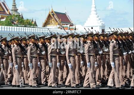 (171015) -- BANGKOK, le 15 octobre 2017 -- des soldats assistent à la deuxième répétition pour les funérailles du défunt roi thaïlandais Bhumibol Adulyadej près du Grand Palais à Bangkok, Thaïlande, le 15 octobre 2017. Les funérailles royales du roi Bhumibol Adulyadej sont prévues du 25 au 29 octobre. (Jmmn) THAILAND-BANGKOK-KING-BHUMIBOL-FUNERAL-REPERESAL RachenxSageamsak PUBLICATIONxNOTxINxCHN Banque D'Images