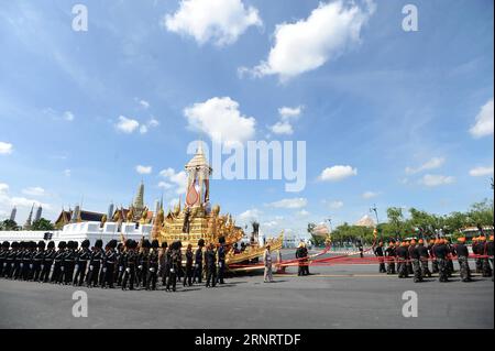 (171015) -- BANGKOK, le 15 octobre 2017 -- des soldats et la garde d'honneur escortent le char royal lors de la deuxième répétition pour les funérailles du défunt roi thaïlandais Bhumibol Adulyadej près du Grand Palais à Bangkok, Thaïlande, le 15 octobre 2017. Les funérailles royales du roi Bhumibol Adulyadej sont prévues du 25 au 29 octobre. (Jmmn) THAILAND-BANGKOK-KING-BHUMIBOL-FUNERAL-REPERESAL RachenxSageamsak PUBLICATIONxNOTxINxCHN Banque D'Images