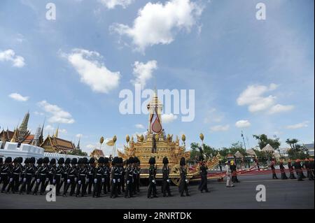 (171015) -- BANGKOK, 15 octobre 2017 -- la garde d'honneur escorte le char royal lors de la deuxième répétition pour les funérailles du défunt roi thaïlandais Bhumibol Adulyadej près du Grand Palais à Bangkok, Thaïlande, le 15 octobre 2017. Les funérailles royales du roi Bhumibol Adulyadej sont prévues du 25 au 29 octobre. (Jmmn) THAILAND-BANGKOK-KING-BHUMIBOL-FUNERAL-REPERESAL RachenxSageamsak PUBLICATIONxNOTxINxCHN Banque D'Images