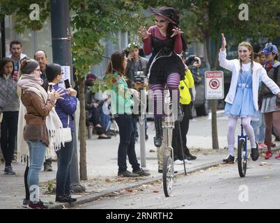 (171016) -- VANCOUVER, le 16 octobre 2017 -- des joueurs costumés se produisent lors de la 4e parade annuelle d'Halloween à Vancouver, au Canada. 15 octobre 2017. Plus de 30 groupes et des centaines de joueurs costumés sont descendus dans la rue lors de la 4e édition annuelle de Vancouver Halloween Parade, un événement familial qui a attiré des milliers de spectateurs. )(yk) CANADA-VANCOUVER-HALLOWEEN PARADE Liangxsen PUBLICATIONxNOTxINxCHN Banque D'Images