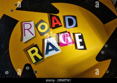 Le concept « Road rage » énoncé dans la typographie de style note de rançon, USA 2023 Banque D'Images