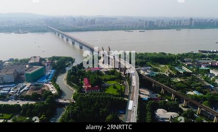 (171016) -- PÉKIN, 16 octobre 2017 -- une photo prise le 10 mai 2017 montre le pont du fleuve Yangtze de Nanjing dans la province du Jiangsu de l'est de la Chine. Le Yangtze, le troisième plus long fleuve du monde, traverse neuf provinces chinoises et deux municipalités, couvrant 2,05 millions de kilomètres carrés La ceinture économique du fleuve Yangtsé, qui représente plus de 40 pour cent de la population nationale et du PIB, est un nouveau moteur de croissance pour le pays, réduisant l'écart de développement entre les régions de l'est, du centre et de l'ouest. ) (Mcg) VUE AÉRIENNE DE LA CEINTURE ÉCONOMIQUE DU FLEUVE YANGTZE (CN) HanxYuqing PUBLICATIONxNOTxINxCHN Banque D'Images