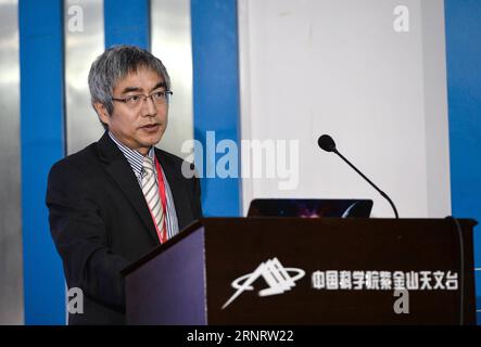 (171016) -- NANJING, le 16 octobre 2017 -- Wang Lifan, directeur du Centre chinois d'astronomie antarctique, prend la parole lors d'une conférence de presse à l'Observatoire de la montagne pourpre à Nanjing, dans la province du Jiangsu, dans l'est de la Chine, le 16 octobre 2017. Des scientifiques chinois ont annoncé lundi l'observation de la contrepartie optique des ondes gravitationnelles provenant de la fusion de deux étoiles binaires à neutrons à l'aide d'un télescope de levé en Antarctique. Les ondes gravitationnelles ont été découvertes pour la première fois par les détecteurs américains de l'interféromètre laser Gravitational-Wave Observatory (LIGO) le 17 août. Le télescope chinois indépendamment Banque D'Images