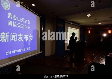 (171016) -- NANJING, le 16 octobre 2017 -- Une conférence de presse a lieu à l'Observatoire de la montagne pourpre à Nanjing, dans la province de Jiangsu, dans l'est de la Chine, le 16 octobre 2017. Des scientifiques chinois ont annoncé lundi l'observation de la contrepartie optique des ondes gravitationnelles provenant de la fusion de deux étoiles binaires à neutrons à l'aide d'un télescope de levé en Antarctique. Les ondes gravitationnelles ont été découvertes pour la première fois par les détecteurs américains de l'interféromètre laser Gravitational-Wave Observatory (LIGO) le 17 août. Le télescope chinois a observé indépendamment les signaux optiques résultant de la fusion le lendemain, acco Banque D'Images