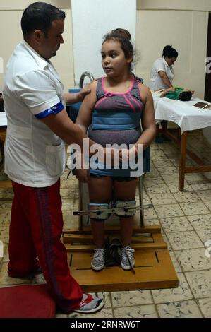 (171017) -- CIENFUEGOS (CUBA), 17 octobre 2017 -- une image prise le 11 octobre 2017 montre un spécialiste soignant un enfant au Centre international pour la restauration neurologique des enfants dans la province de Cienfuegos, Cuba. L ' institution a été fondée en 2003 après une étude nationale des besoins neurologiques des enfants cubains. Les résultats de l'enquête sont venus comme sept familles à Aguada de Pasajeros calld sur le centre de la Havane pour aider leurs enfants. (Da) (rtg)(yk) CUBA-CIENFUEGOS-HEALTH-FEATURE JOAQUINxHERNANDEZ PUBLICATIONxNOTxINxCHN Banque D'Images