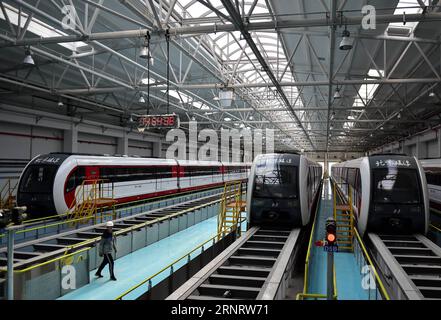 (171016) -- PÉKIN, 16 octobre 2017 -- une photo prise le 16 octobre 2017 montre des trains maglev dans le garage de Pékin, capitale de la Chine. La première ligne maglev à moyenne-basse vitesse de Pékin devrait commencer ses essais d'ici la fin de l'année. La ligne S1 de 10,2km reliera les quartiers de banlieue ouest de Mentougou et Shijingshan. n) (mcg) CHINE-PÉKIN-MOYENNE-BASSE VITESSE MAGLEV LIGNE (CN) ZhangxChenli PUBLICATIONxNOTxINxCHN Banque D'Images