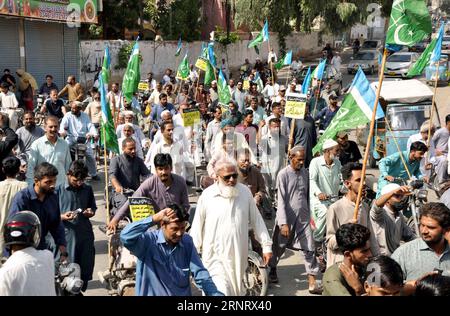 Les dirigeants et partisans du Jamat-e-Islami (JI) organisent une manifestation de protestation contre le chômage massif, la hausse des prix des produits d'usage quotidien, la hausse des prix de l'inflation et les factures d'électricité fortement gonflées, qui a eu lieu à Hyderabad le samedi 2 septembre 2023. Crédit : Pakistan Press International (PPI)/Alamy Live News Banque D'Images