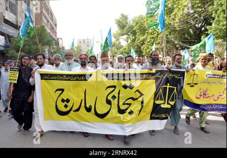 Les dirigeants et partisans du Jamat-e-Islami (JI) organisent une manifestation de protestation contre le chômage massif, la hausse des prix des produits d'usage quotidien, la hausse des prix de l'inflation et les factures d'électricité fortement gonflées, qui a eu lieu à Hyderabad le samedi 2 septembre 2023. Crédit : Pakistan Press International (PPI)/Alamy Live News Banque D'Images