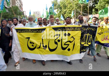 Les dirigeants et partisans du Jamat-e-Islami (JI) organisent une manifestation de protestation contre le chômage massif, la hausse des prix des produits d'usage quotidien, la hausse des prix de l'inflation et les factures d'électricité fortement gonflées, qui a eu lieu à Hyderabad le samedi 2 septembre 2023. Crédit : Pakistan Press International (PPI)/Alamy Live News Banque D'Images