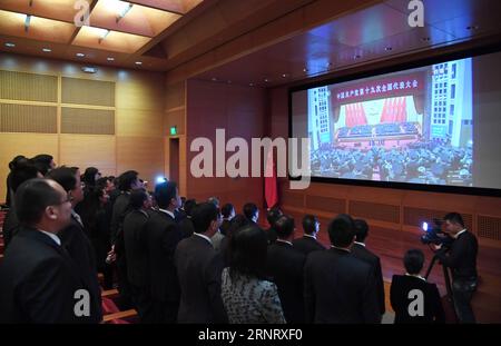 (171019) -- WASHINGTON D.C., 19 octobre 2017 -- des membres du personnel de l'ambassade de Chine aux États-Unis regardent un écran affichant la séance d'ouverture du 19e Congrès national du Parti communiste chinois (PCC) à Washington D.C., États-Unis, le 17 octobre 2017 (heure locale). Le congrès quinquennal du CPC, la réunion politique la plus importante de la Chine, s est ouvert à Beijing le 18 octobre 2017. Les Chinois d'outre-mer ont regardé l'événement par le biais de la diffusion en direct sur la télévision et les réseaux. ) (wyl) (CPC)CONGRÈS NATIONAL États-Unis-WASHINGTON D.C.-CHINE-CPC YinxBogu PUBLICATIONxNOTxINxCHN Banque D'Images