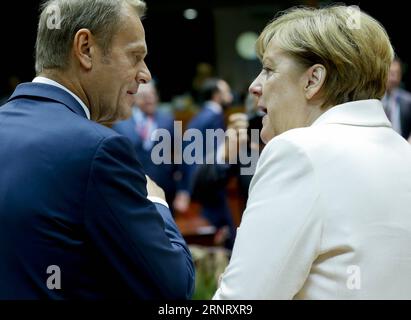 Bilder des Tages eu-Gipfel in Brüssel (171020) -- BRUXELLES, le 20 octobre 2017 -- la chancelière allemande Angela Merkel (R) s'entretient avec le président du Conseil européen Donald Tusk avant la deuxième journée du sommet de l'UE de deux jours à Bruxelles, Belgique, tôt le 20 octobre 2017. (zw) BELGIQUE-BRUXELLES-UE-SOMMET-DEUXIÈME JOUR YexPingfan PUBLICATIONxNOTxINxCHN Banque D'Images