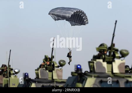 (171020) -- BELGRADE, 20 octobre 2017 -- Un parachutiste serbe participe à un défilé militaire et à un spectacle aérien à l'aéroport de Batajnica, près de Belgrade, le 20 octobre 2017. La Serbie a organisé un défilé militaire et un spectacle aérien vendredi pour célébrer le 73e anniversaire de la libération de sa capitale pendant la Seconde Guerre mondiale. ) (Zjl) SERBIE-BELGRADE-73e ANNIVERSAIRE-LIBÉRATION PredragxMilosavljevic PUBLICATIONxNOTxINxCHN Banque D'Images