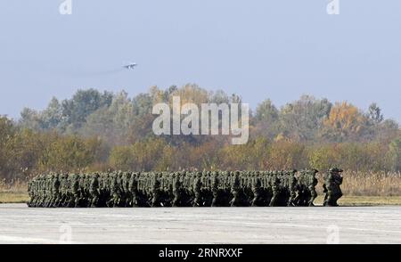 (171020) -- BELGRADE, 20 octobre 2017 -- des membres de la force d'infanterie serbe défilent lors d'un défilé militaire et d'un spectacle aérien à l'aéroport de Batajnica, près de Belgrade, le 20 octobre 2017. La Serbie a organisé un défilé militaire et un spectacle aérien vendredi pour célébrer le 73e anniversaire de la libération de sa capitale pendant la Seconde Guerre mondiale. ) (Zjl) SERBIE-BELGRADE-73e ANNIVERSAIRE-LIBÉRATION PredragxMilosavljevic PUBLICATIONxNOTxINxCHN Banque D'Images