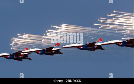 (171020) -- BELGRADE, 20 octobre 2017 -- des chasseurs à réaction MIG-29 de l'équipe de voltige russe Strizhi (Swifts) se produisent lors d'un défilé militaire et d'un spectacle aérien à l'aéroport de Batajnica, près de Belgrade, le 20 octobre 2017. La Serbie a organisé un défilé militaire et un spectacle aérien vendredi pour célébrer le 73e anniversaire de la libération de sa capitale pendant la Seconde Guerre mondiale. ) (Zjl) SERBIE-BELGRADE-73e ANNIVERSAIRE-LIBÉRATION PredragxMilosavljevic PUBLICATIONxNOTxINxCHN Banque D'Images