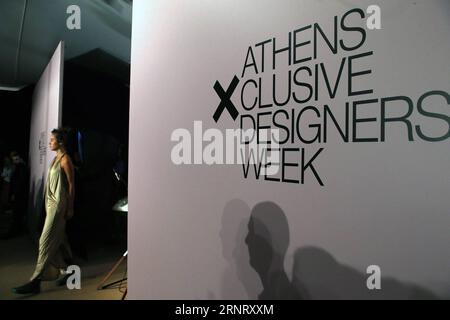 (171020)-- ATHÈNES, 20 octobre 2017 -- Un mannequin présente des créations de créateurs de mode lors de la Athens Xclusive Designers week dans le hall d'exposition Zappeion à Athènes, le 19 octobre 2017. La 22e édition de la Athens Xclusive Designers week, présentant les nouvelles tendances pour le printemps/été 2018, se déroulera du 19 au 22 octobre. ) GRÈCE-DÉFILÉ MariosxLolos PUBLICATIONxNOTxINxCHN Banque D'Images