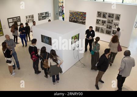 (171020) -- BELGRADE, 20 octobre 2017 -- les visiteurs visitent les séquences de l'exposition. Art de Yougoslavie et de Serbie extrait des collections du Musée d'art contemporain du Musée d'art contemporain de Belgrade, Serbie, le 20 octobre 2017. Le musée est rouvert au public après dix ans de rénovation.) (Zjl) SERBIE-BELGRADE-ART-MUSEUM-ROPERING NemanjaxCabric PUBLICATIONxNOTxINxCHN Banque D'Images