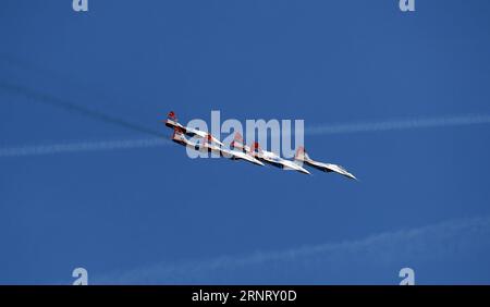 (171020) -- BELGRADE, 20 octobre 2017 -- des chasseurs à réaction MIG-29 de l'équipe de voltige russe Strizhi (Swifts) se produisent lors d'un défilé militaire et d'un spectacle aérien à l'aéroport de Batajnica, près de Belgrade, le 20 octobre 2017. La Serbie a organisé un défilé militaire et un spectacle aérien vendredi pour célébrer le 73e anniversaire de la libération de sa capitale pendant la Seconde Guerre mondiale. ) (Zjl) SERBIE-BELGRADE-73e ANNIVERSAIRE-LIBÉRATION PredragxMilosavljevic PUBLICATIONxNOTxINxCHN Banque D'Images