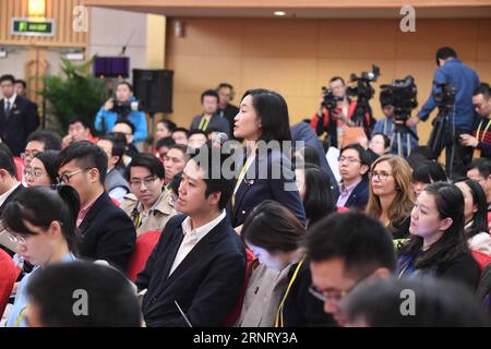 (171021) -- PÉKIN, 21 octobre 2017 -- Un journaliste pose des questions lors d'une conférence de presse organisée par le centre de presse du 19e Congrès national du Parti communiste chinois (PCC), à Pékin, capitale de la Chine, le 21 octobre 2017. Le vice-ministre exécutif Zhang Yijiong et le vice-ministre Ran Wanxiang du Département du travail du Front Uni du Comité central du PCC, et Guo Yezhou, vice-ministre du Département international du Comité central du PCC, a assisté à la conférence sur le travail de front uni et le travail externe du PCC. (WYO) (CPC)CONGRÈS NATIONAL CHINE-PÉKIN-CPC-CONFÉRENCE DE PRESSE Banque D'Images