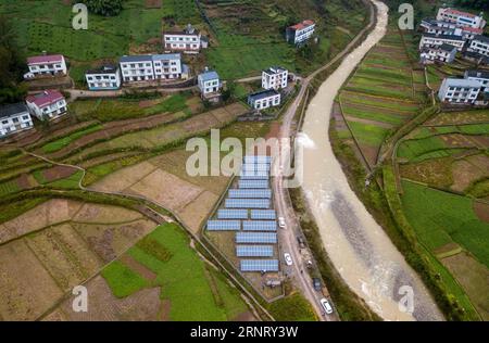 (171021) -- CHONGQING, 21 octobre 2017 -- une photo aérienne prise le 18 octobre 2017 montre les installations photovoltaïques (PV) du village de Guihua dans le comté de Wuxi, dans le sud-ouest de la municipalité de Chongqing. Dans le cadre des projets de lutte contre la pauvreté, les revenus générés par la production d’électricité photovoltaïque aideraient les villageois locaux à accroître leurs revenus et à vivre mieux. À ce jour, environ 6 944 ménages de 272 villages de la municipalité de Chongqing ont bénéficié de ce projet. (wsw) CHINE-CHONGQING-INSTALLATIONS ÉLECTRIQUES PV-SOULAGEMENT DE LA PAUVRETÉ (CN) LiuxChan PUBLICATIONxNOTxINxCHN Banque D'Images