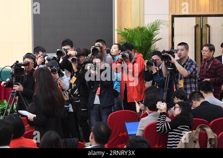 (171021) -- PÉKIN, le 21 octobre 2017 -- des journalistes participent à une conférence de presse organisée par le centre de presse du 19e Congrès national du Parti communiste chinois (PCC), à Pékin, capitale de la Chine, le 21 octobre 2017. Le vice-ministre exécutif Zhang Yijiong et le vice-ministre Ran Wanxiang du Département du travail du Front Uni du Comité central du PCC, et Guo Yezhou, vice-ministre du Département international du Comité central du PCC, a assisté à la conférence sur le travail de front uni et le travail externe du PCC. (WYO) (CPC)CONGRÈS NATIONAL CHINE-BEIJING-CPC-CONFÉRENCE DE PRESSE (CN) CHE Banque D'Images