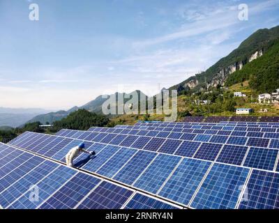 (171021) -- CHONGQING, 21 octobre 2017 -- Un personnel de travail entretient les installations photovoltaïques (PV) du village de Longshi, dans le comté de Wuxi, dans la municipalité de Chongqing, au sud-ouest de la Chine, le 21 octobre 2017. Dans le cadre des projets de lutte contre la pauvreté, les revenus générés par la production d’électricité photovoltaïque aideraient les villageois locaux à accroître leurs revenus et à vivre mieux. Jusqu’à présent, environ 6 944 ménages de 272 villages de la municipalité de Chongqing ont bénéficié de ce projet. )(wsw) CHINE-CHONGQING-INSTALLATIONS ÉLECTRIQUES PV-SOULAGEMENT DE LA PAUVRETÉ (CN) LiuxChan PUBLICATIONxNOTxINxCHN Banque D'Images