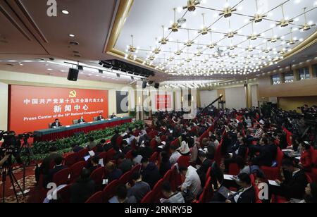 (171021) -- BEIJING, 21 octobre 2017 -- le centre de presse du 19e Congrès national du Parti communiste chinois (PCC) tient une conférence de presse sur le travail de front uni et le travail extérieur du PCC, à Beijing, capitale de la Chine, le 21 octobre 2017. Le vice-ministre exécutif Zhang Yijiong et le vice-ministre Ran Wanxiang du Département du travail du Front Uni du Comité central du PCC, et Guo Yezhou, vice-ministre du Département international du Comité central du PCC, ont assisté à la conférence. (RY) (CPC)CONGRÈS NATIONAL CHINE-PÉKIN-CPC CONFÉRENCE DE PRESSE (CN) SHENXBOHAN PUBLICATIONXNOT Banque D'Images