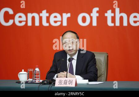 (171021) -- BEIJING, 21 octobre 2017 -- Zhang Yijiong, vice-ministre exécutif du Département du travail du Front Uni du Comité central du Parti communiste chinois (PCC), prend la parole lors d'une conférence de presse organisée par le centre de presse du 19e Congrès national du PCC à Pékin, capitale de la Chine, le 21 octobre 2017. La conférence de presse avait pour thème le travail de front uni et le travail externe du CPC. (RY) (CPC)CONGRÈS NATIONAL CHINE-PÉKIN-CPC CONFÉRENCE DE PRESSE (CN) SHENXBOHAN PUBLICATIONXNOTXINXCHN Banque D'Images